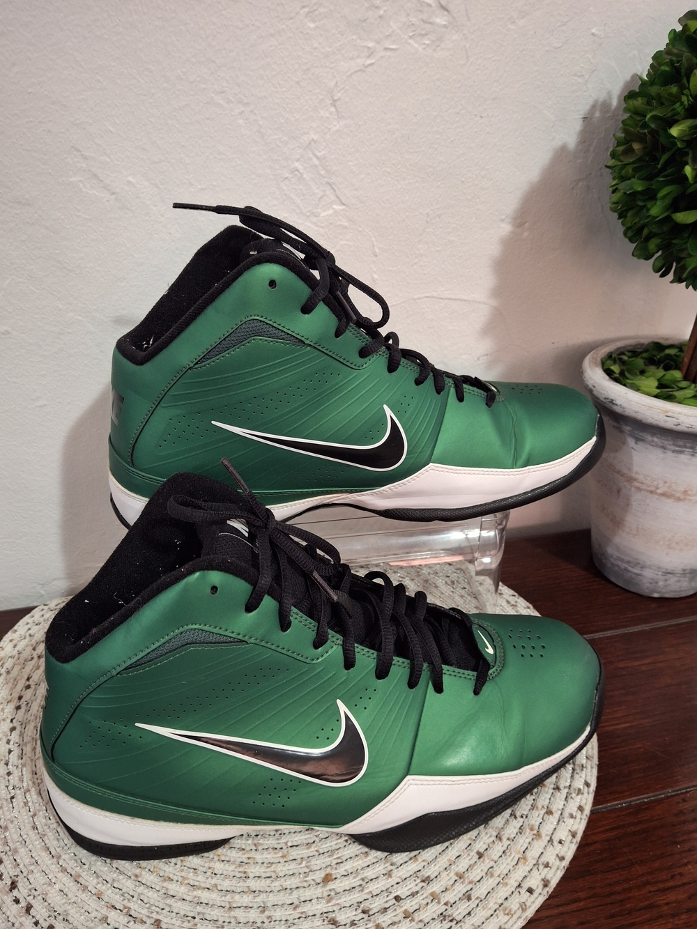 Nike Men’s Green High-Top Basketball Shoes Size 11.